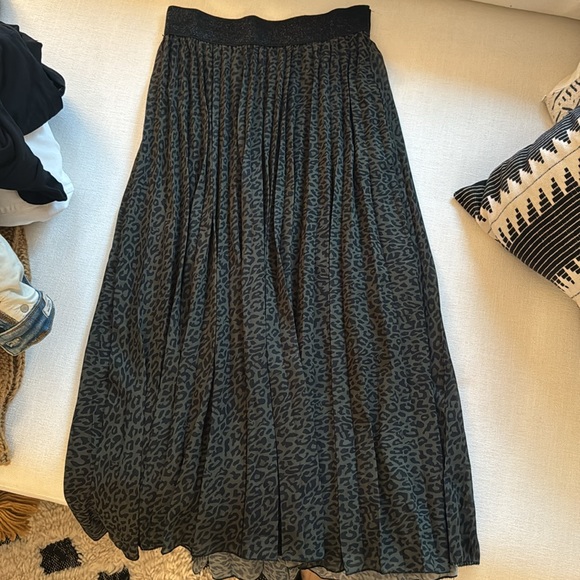 Never Fully Dressed size small green leopard flowy skirt - Picture 2 of 4
